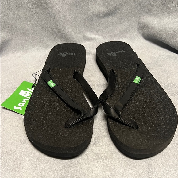 Sanuk Classic Black Sandals - Picture 1 of 1